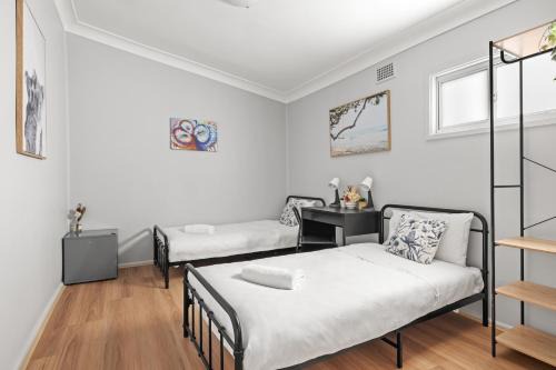 Belmore House | Budget Twin Room in Belmore - Convenient Stay Near Shops - Shared Bathroom