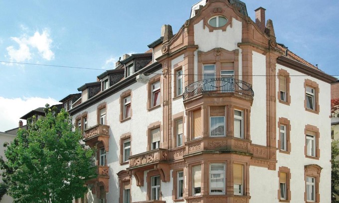 Lindenhof Apartment | BudgetRooms - souterrain-private rooms & kitchen