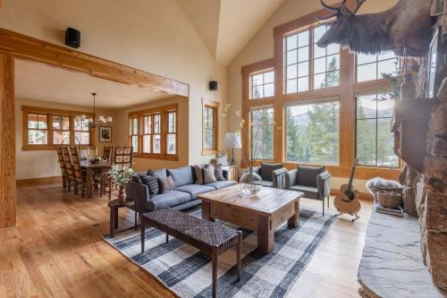The Highlands House | Buffalo by AvantStay Beautifully Designed Cabin w Hot Tub
