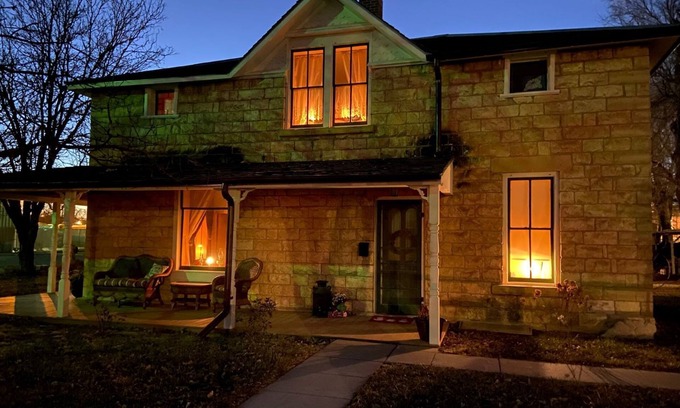 Hays House | Buffalo Haus: Entire House, Welcoming Historic Limestone House Downtown