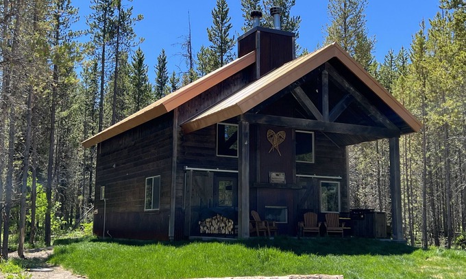 Island Park House | Buffalo Pine Cabin is a Cozy Cabin Minutes From Yellowstone!