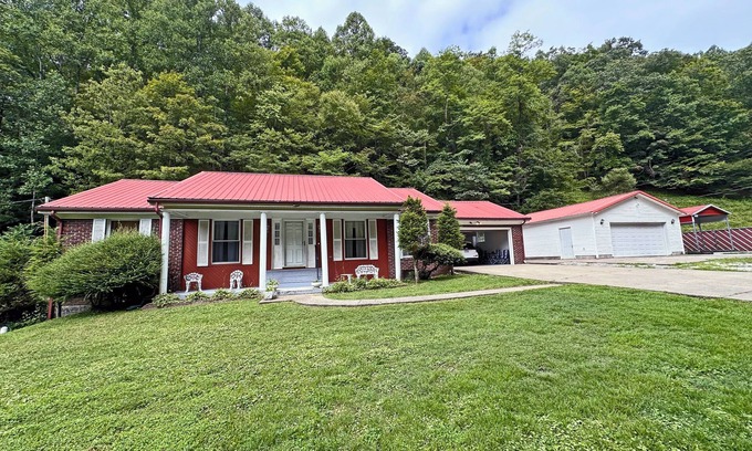 Williamson House | Buffalo Playhouse w/game room. Easy trail access, Direct Trail Access