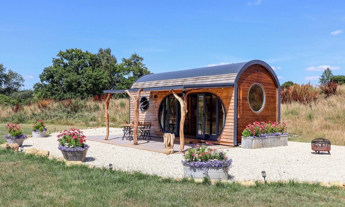 Gillingham Cottage | BUGLEY POOLS HIDEAWAY, romantic, with a garden in Gillingham