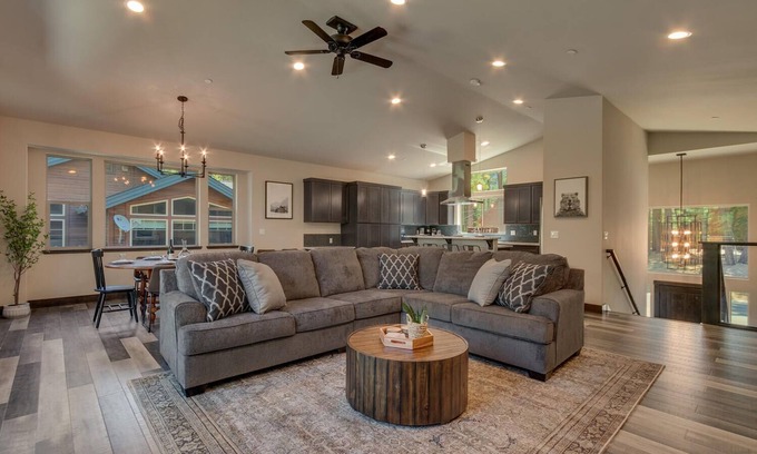 Pioneer Trail House | Built in 2021, Chef's Kitchen, Classic Arcade, 200mbps Wifi, Grill, Close to Heavenly: North Woods