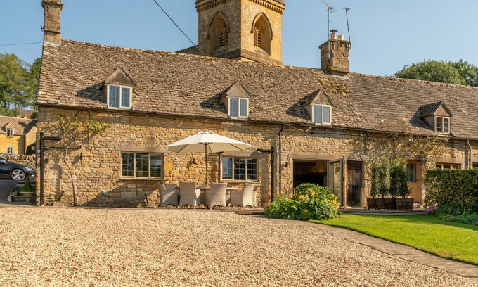 Snowshill Village Cottage | Built in the 1700s and conveniently situated next door to the local village pub, 1 Broughwood Cottag