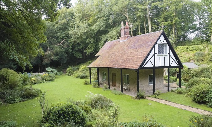 Eaton Mascott Cottage | Bull Hollow Cottage - sleeps 2 guests