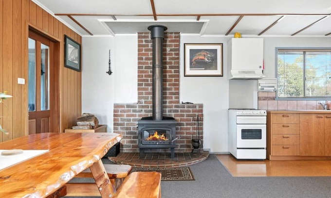 Miena House | Bull’s Tavern Cabin – Cozy Lakeside Escape in Miena, Tasmania