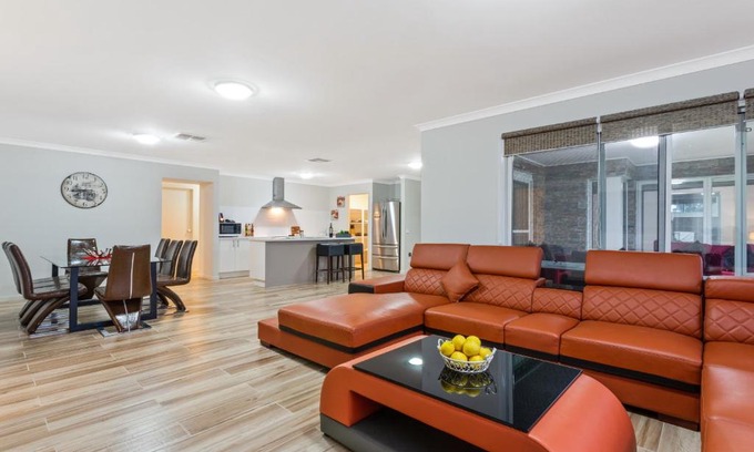 Bulla House | Bulla Hill Villas - Spacious Group Accommodation, 5 Min to Airport