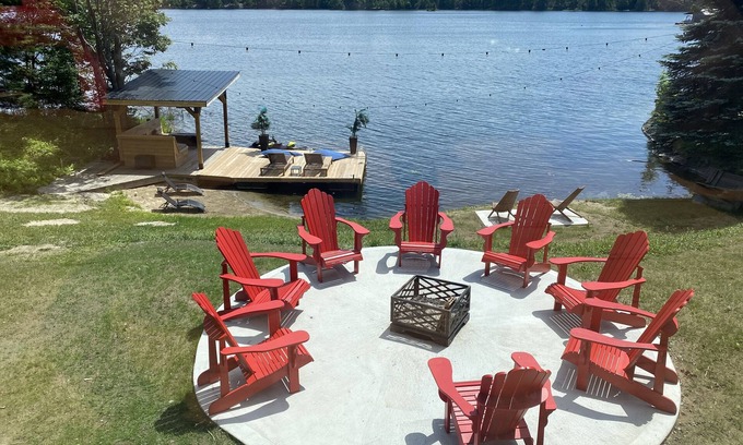 Espanola House | Bulloch's Retreat - Your Own Private Lake Side Resort!