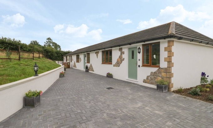 Chardstock Cottage | Bumble Bee, Modern Purpose Built Holiday Cottage 8miles from the coast
