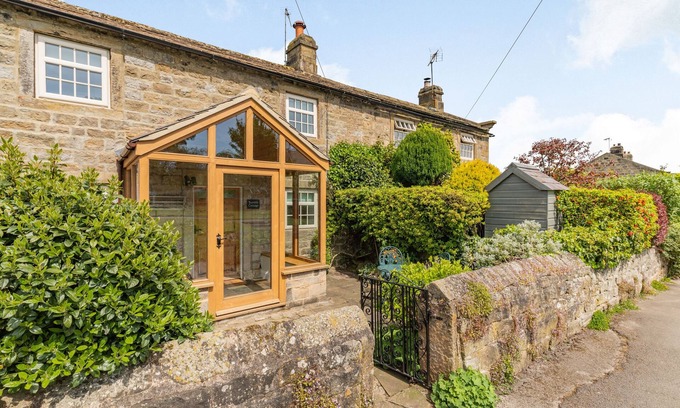 Darley Cottage | BUMBLE COTTAGE, pet friendly, luxury holiday cottage in Darley