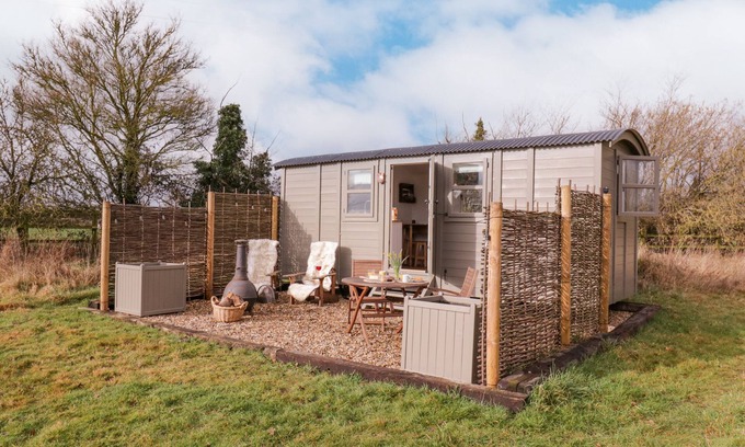 Whepstead Cottage | BUMBLE'S RETREAT, pet friendly, with a garden in Bury St Edmunds