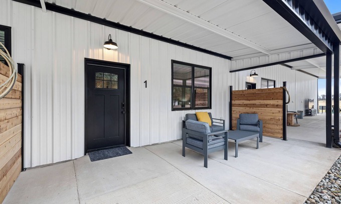 Dennis House | Bungalow 1 @ Barndo Bungalows