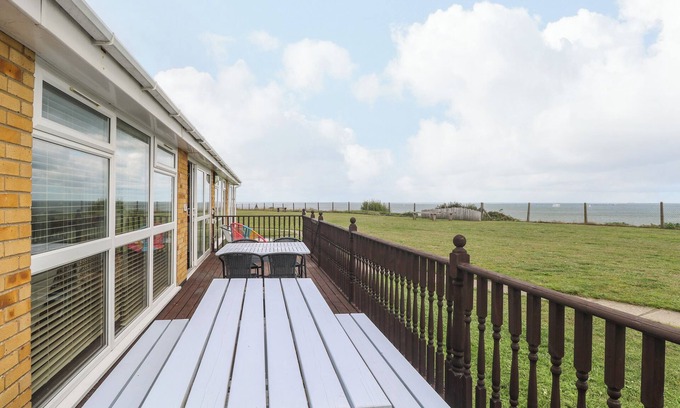 Corton House | BUNGALOW 14, pet friendly, with pool in Corton