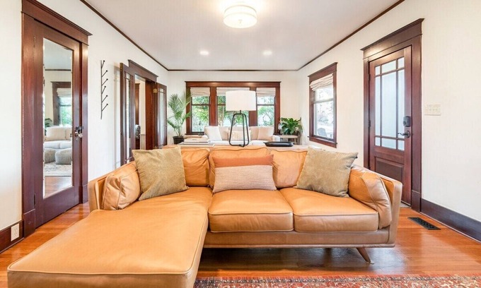 Sehome House | Bungalow 1922 Downtown with sauna, king bed, fast internet, close to WWU