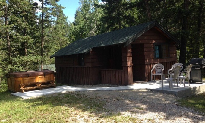 East Kootenay Cabin | Bungalow #5 with outdoor hot tub