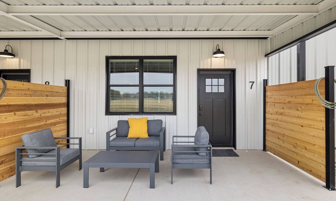 Dennis House | Bungalow 7 @ Barndo Bungalows