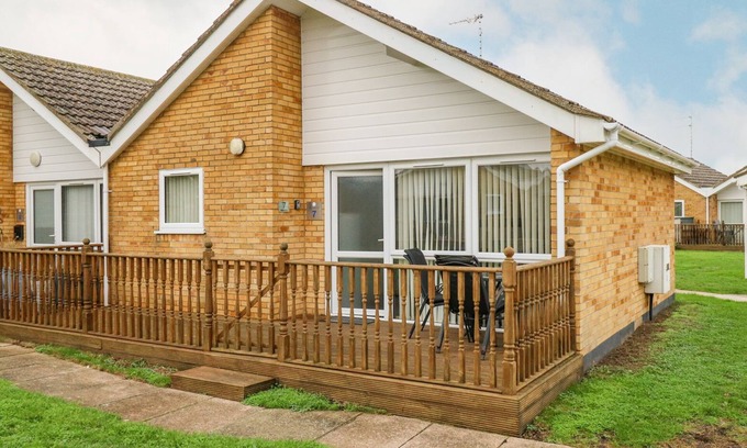 Corton House | BUNGALOW 7, pet friendly, country holiday cottage in Corton