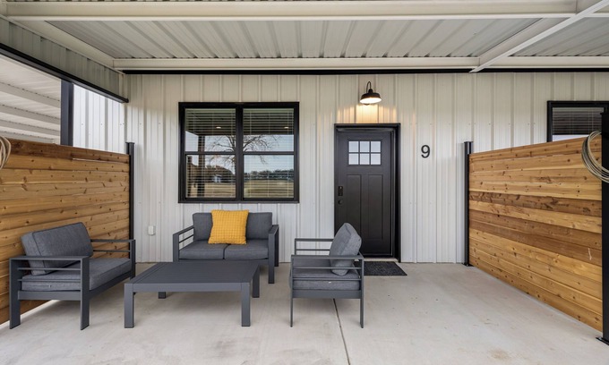 Dennis House | Bungalow 9 @ Barndo Bungalows