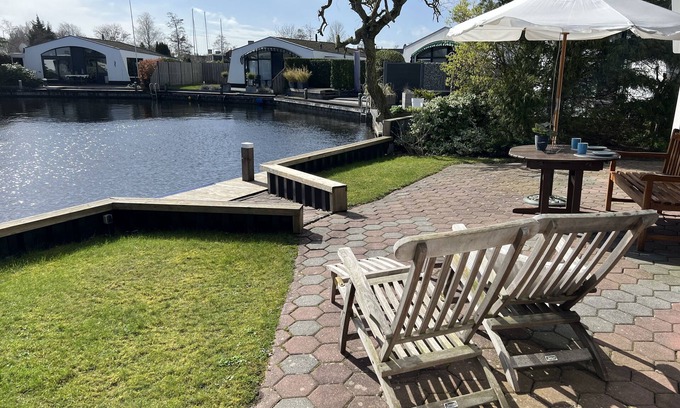 Lemmer House | Bungalow aan het Water met Aanlegsteiger. Huisdier Vriendelijk