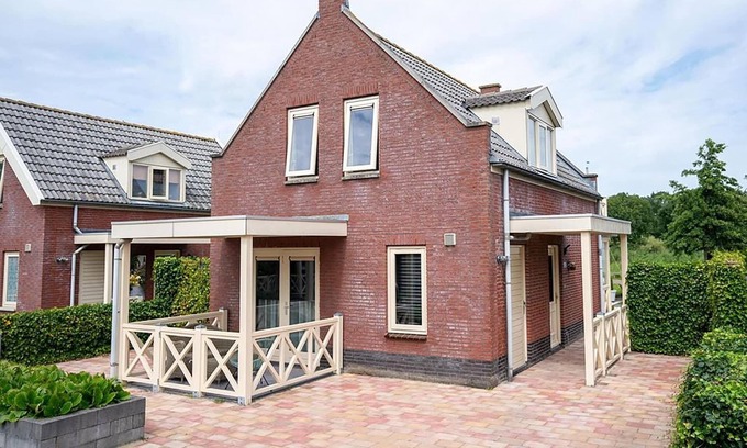 Municipality of Nissewaard House | Bungalow by Water near Rotterdam