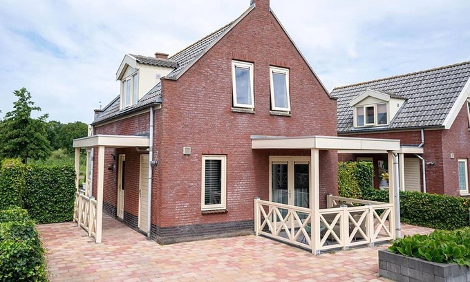 Municipality of Nissewaard House | Bungalow by Water near Rotterdam