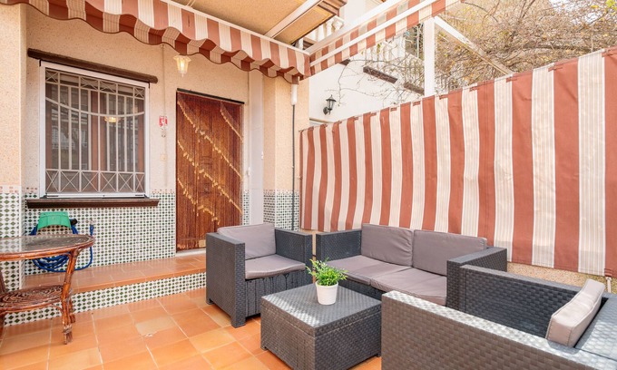 Santa Pola House | Bungalow 'Casa De Verónica' with Private Terrace, Wi-Fi and Air Conditioning