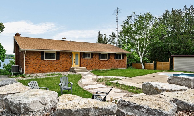 Wellington House | Bungalow Citron - Waterfront with Pool!