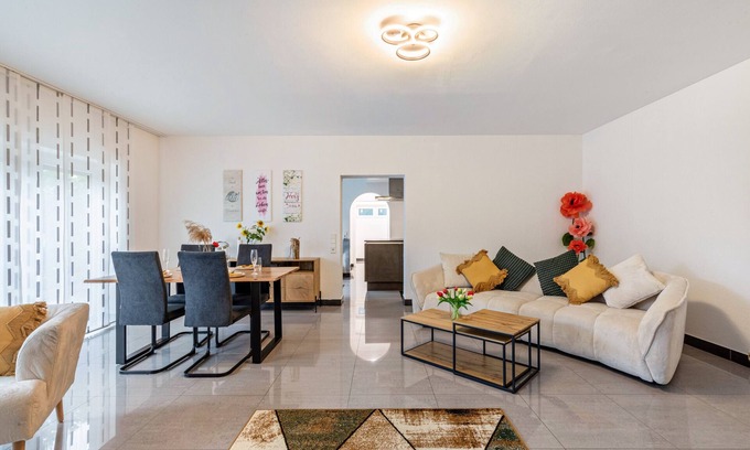 Leonberg House | Bungalow 'Ferienwohnung Gerlingerhöhe' with Private Terrace and Wi-Fi