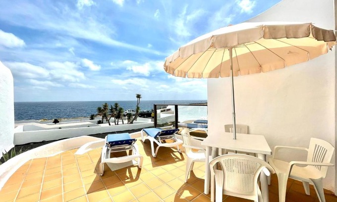 Charco del Palo Apartment | Bungalow FreeWifi, facing the ocean, nearby beach, Charco del Palo