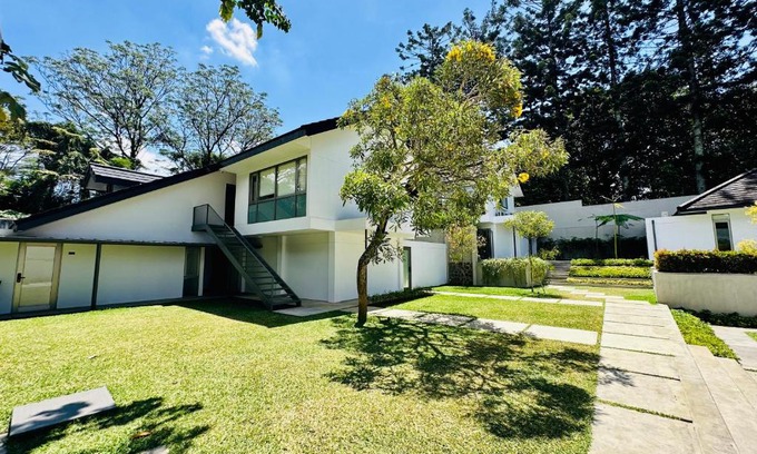 Hegarmanah Bed & Breakfast | Bungalow Homes