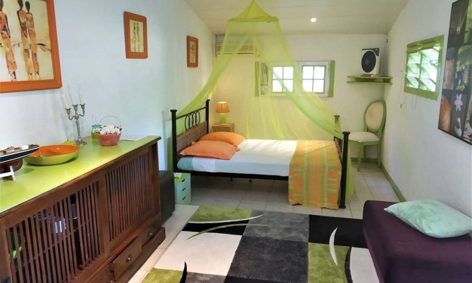 La Possession House | Bungalow in a large tropical garden