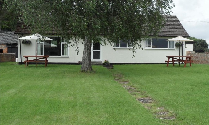Trowbridge House | Bungalow in lovely setting.Ten minutes to Longleat