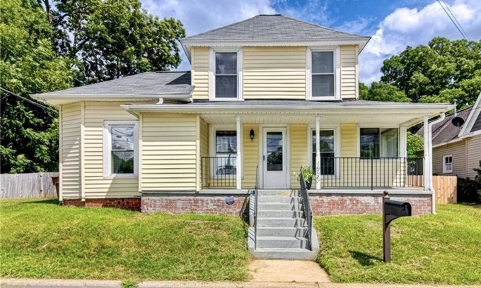Old Irving Park House | Bungalow in the heart of Greensboro, close to Downtown, restaurants and shops