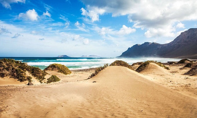 Urbanizacion Famara House | Bungalow one step away from Famara beach, spacious and totally new.