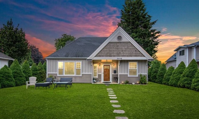 Enumclaw House | Bungalow on Porter St~ Walk to Downtown Enumclaw-Pets Ok!
