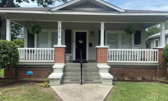 Crestline Heights House | Bungalow that is less than 20 mins away from Birmingham downtown attractions!