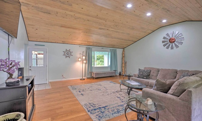 Smith River House | Bungalow w/Wraparound Deck - 8 Mi to Brookings