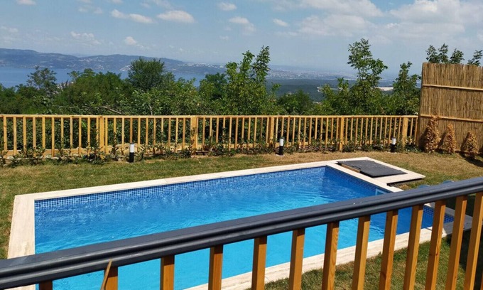 Sapanca Ski Chalet | Bungalow with Private Pool and Backyard in Sapanca