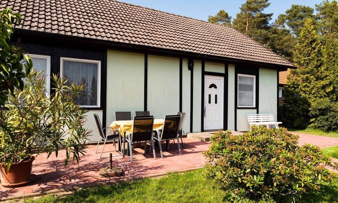 Fuhlendorf House | Bungalow with terrace and garden