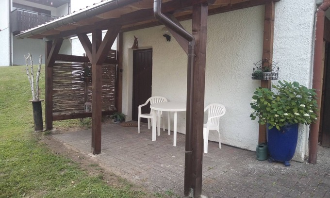 Dipperz Apartment | Bungalow47 basement. 4 beds, barbecue area, near the lake!