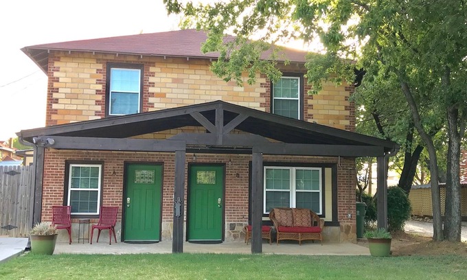 Central Arlington House | Bunk House on Elm in Historic Old Town Area of Arlington, Walk to AT&T Stadium