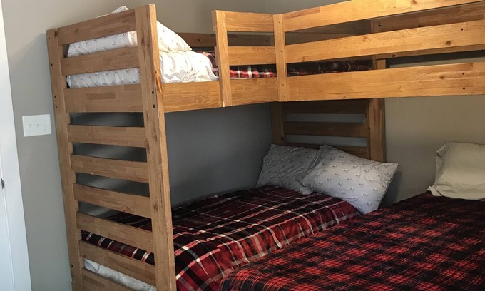 Dover House | Bunk room near Pirates Cove Marina on Kentucky Lake