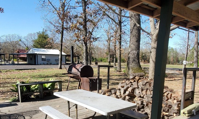 Yantis Cabin | Bunkhouse, Outdoor, Screened In Kitchen!