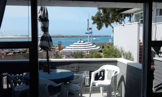 South Mission Beach Condo | Bunni's Beach Condo ~ WOW ! Free assigned parking! Calendar up to date.