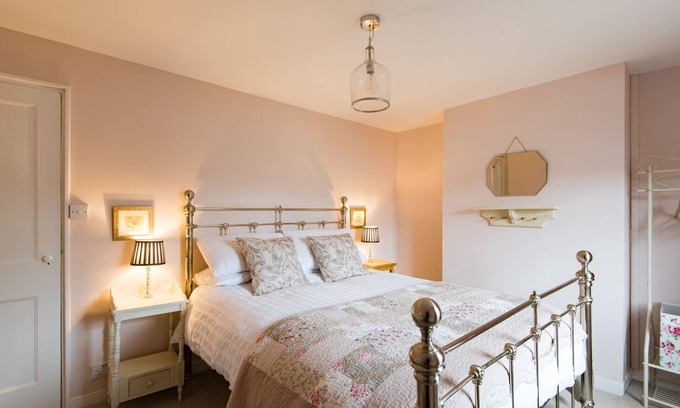 Hythe Cottage | Bunny Cottage by Bloom Stays - sleeps 4 guests in 2 bedrooms