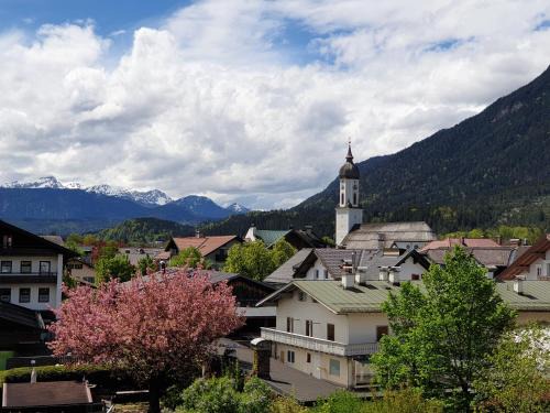 Garmisch-Partenkirchen Apartment | Bunter Hirsch Ferienwohnung im Garmischer Zentrum
