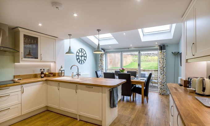 Buxton Cottage | BURBAGE VIEW, family friendly, with a garden in Buxton