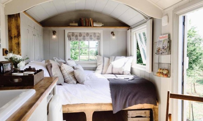 Stamford Cabin | Burghley Mouse Cider Hut: Set in Beautiful Orchard Surroundings.