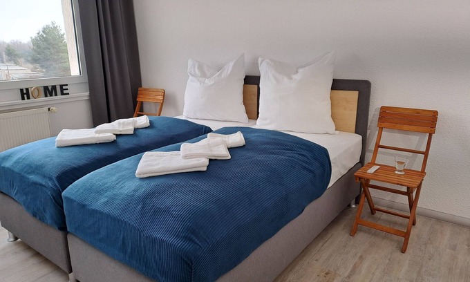 Muldestausee Apartment | BurgK59, 3BR, 6Beds, Tv, Wifi, Kitchen and Bath. 5 min to train station